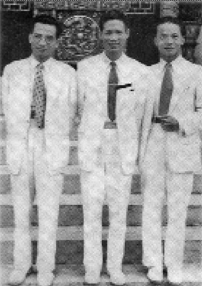 Nhà báo Tống Hồ Cầm (giữa) và bạn bè